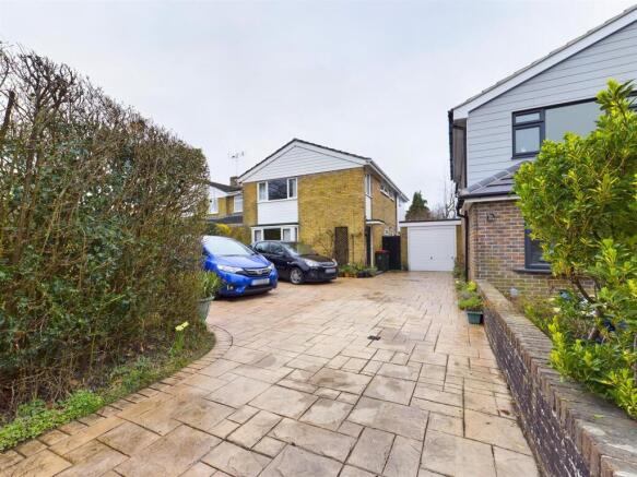 4 bed property, in Furnace Green, £595,000