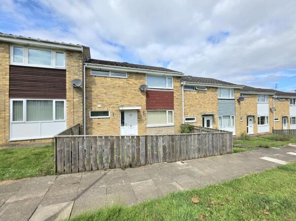 3 bed property, in Clover Hill, £130,000