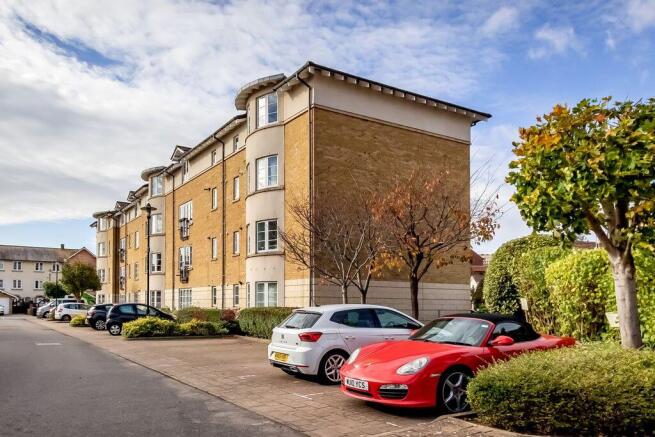 2 bed property, in Pooles Wharf Court, £325,000