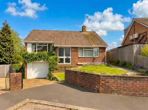 3 bed property, in Laurel Close, £389,950