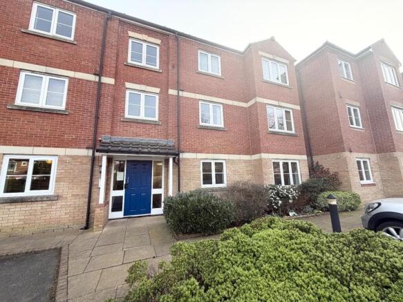 2 bed property, in Earls Court, £70,000