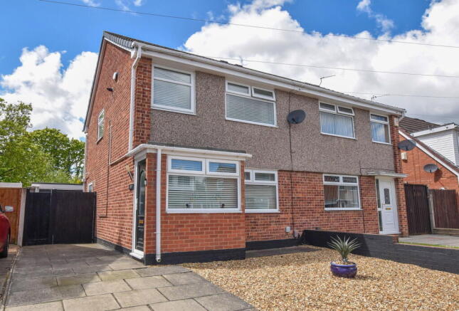 3 bed property, in Acre Lane, £205,000