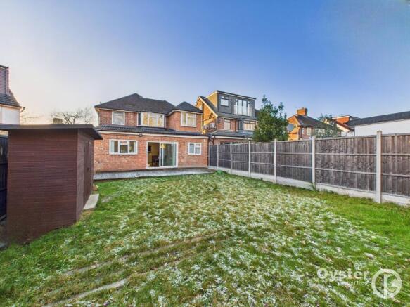 6 bed property, in Cheyneys Avenue, £950,000