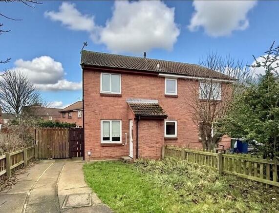 2 bed property, in Mapleton Close, £120,000