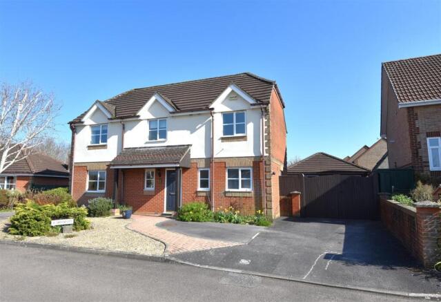 4 bed property, in Swallowfields, £475,000