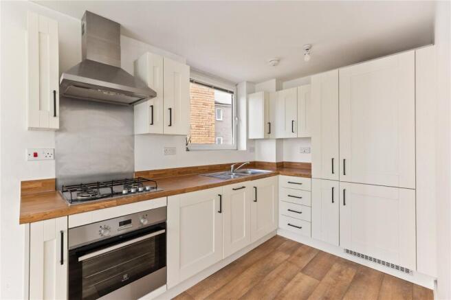 1 bed property, in Buttercup Crescent, £200,000
