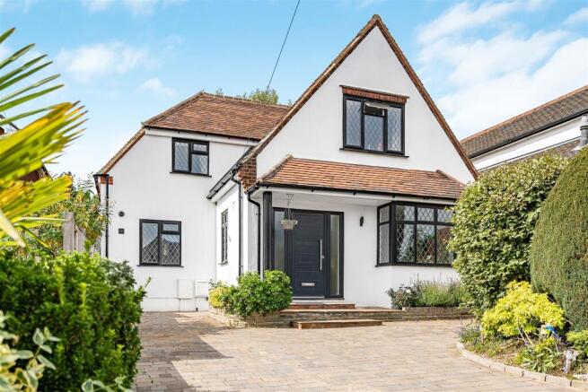 4 bed property, in Oakridge Avenue, £1,635,000