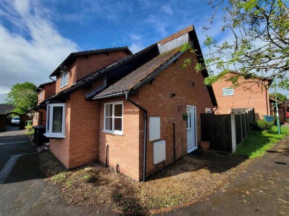2 bed property, in The Orchard, £145,000