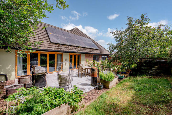 5 bed property, in Bollams Mead, £550,000
