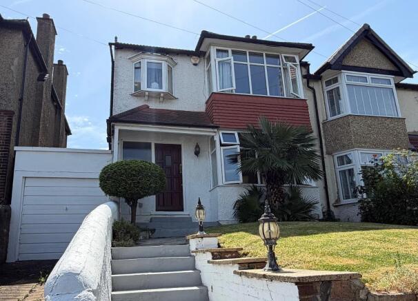 4 bed property, in Ena Road, £750,000