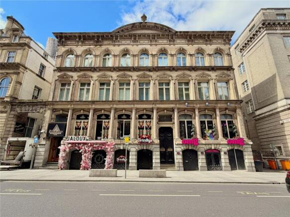 2 bed property, in Victoria Street, £130,000