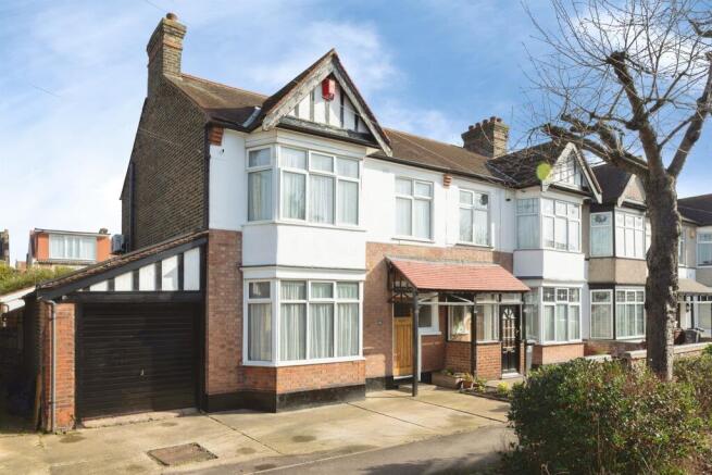 3 bed property, in Strathfield Gardens, £650,000