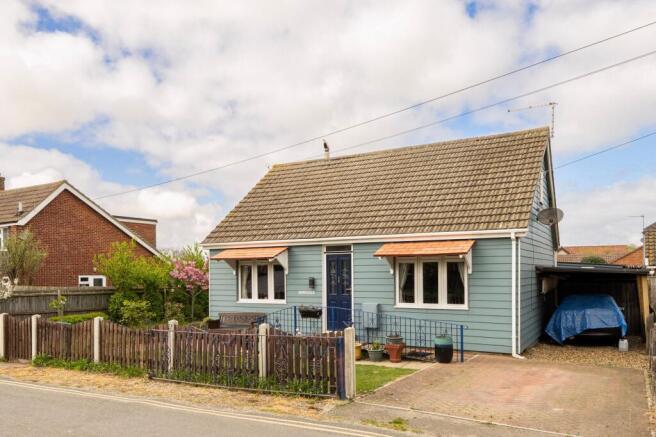 2 bed property, in Beach Road, £300,000
