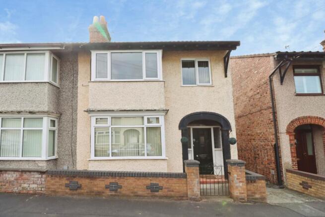 3 bed property, in Rocklands Avenue, £190,000