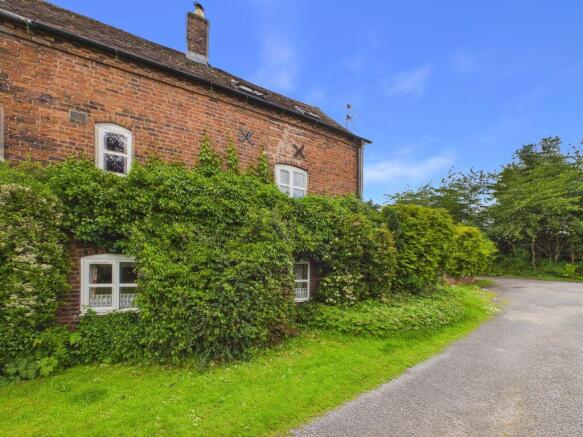 3 bed property, in Pave Lane, £449,950