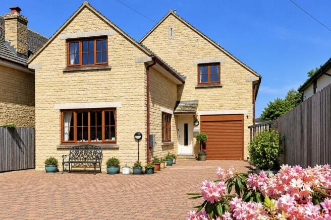 6 bed property, in Springwell House The Downs, £695,000