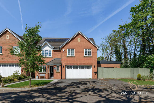 5 bed property, in Westward Close, £500,000