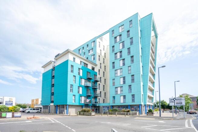 2 bed property, in Fratton Way, £125,000