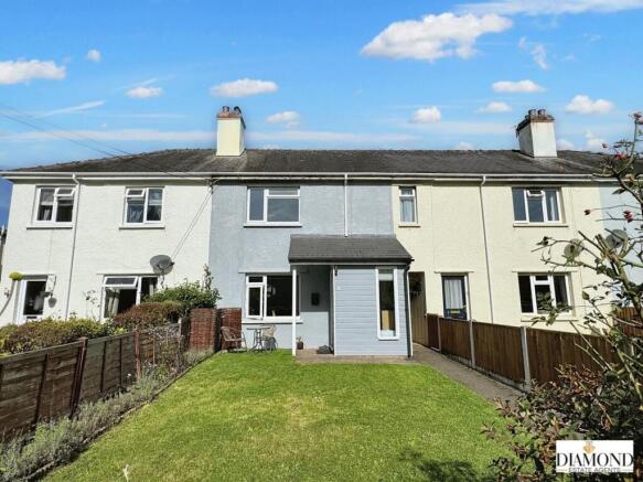 2 bed property, in Broad Lane, £220,000