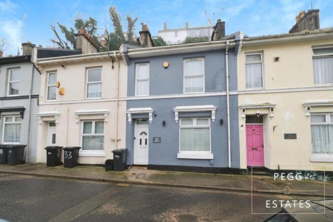 3 bed property, in Warren Road, £220,000