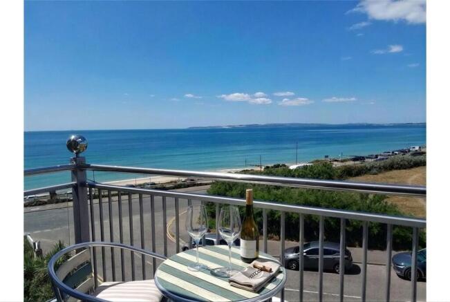 2 bed property, in Sea Road, £420,000