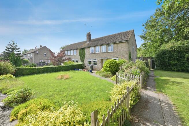 2 bed property, in Park Street, £170,000