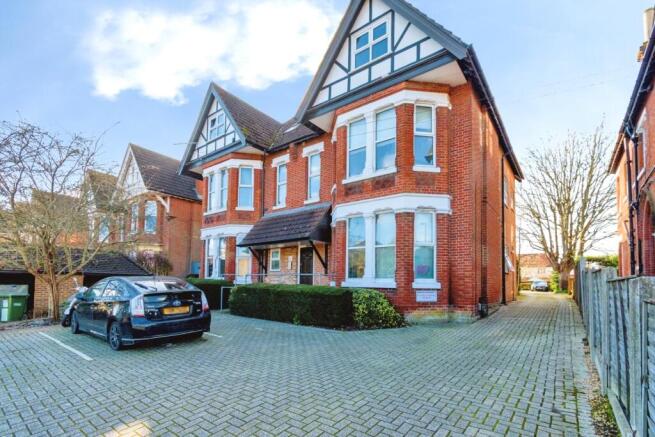 1 bed property, in Hill Lane, £80,000
