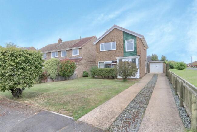 3 bed property, in Cayton Close, £230,000