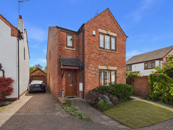 3 bed property, in Hillview Gardens, £500,000