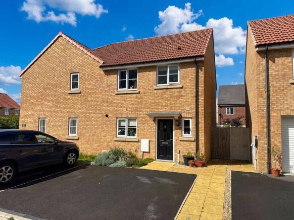 3 bed property, in Gatekeeper Close, £290,000