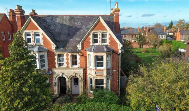 6 bed property, in Elmhurst Road, £725,000