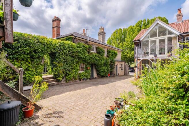 4 bed property, in Lower Road, £900,000