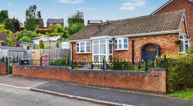 2 bed property, in Cherry Tree Avenue, £375,000