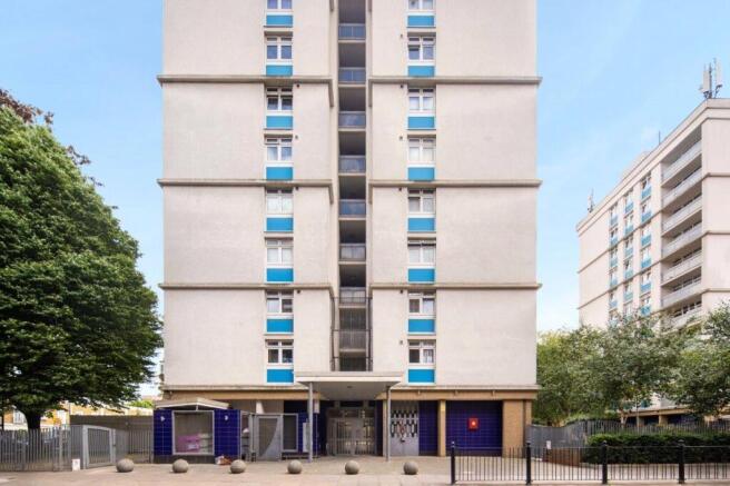 2 bed property, in Ballinger Point, £210,000