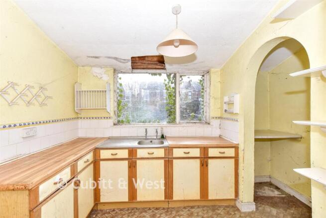 2 bed property, in Oriel Road, £145,000