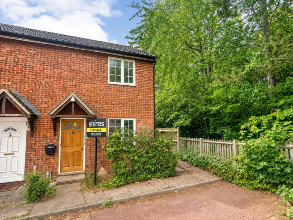 2 bed property, in Sussex Road, £180,000
