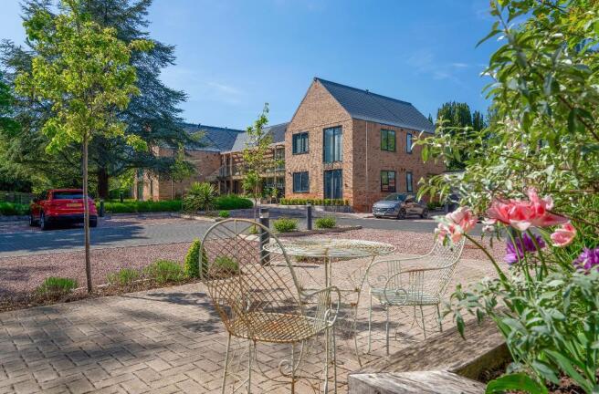 3 bed property, in 39 Pickersleigh Road, £420,000