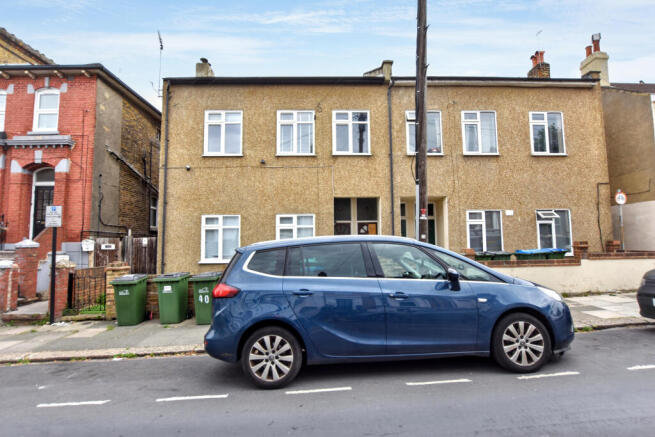 3 bed property, in Elmdene Road, £215,000