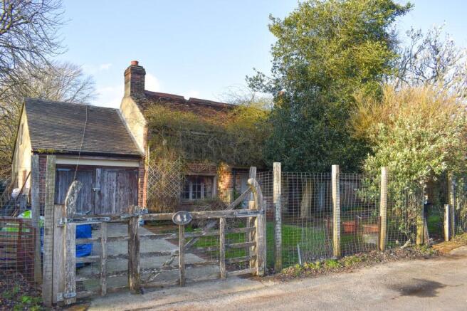 3 bed property, in Pages Lane, £320,000