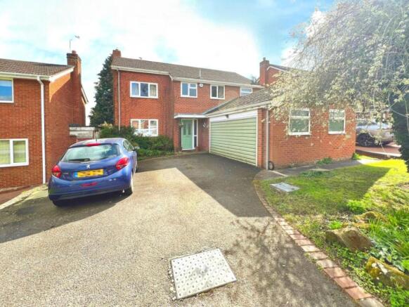 4 bed property, in Hillside Drive, £475,000
