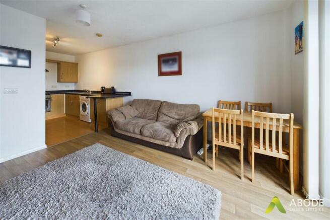 2 bed property, in Great Northern Point, £116,000