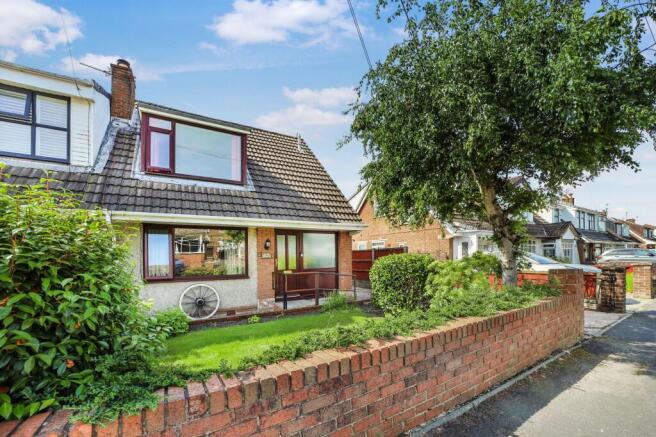 3 bed property, in Whiteside Road, £180,000
