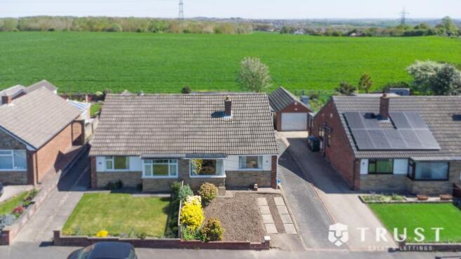 3 bed property, in Manor Farm Drive, £180,000