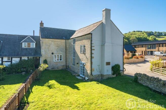 5 bed property, in Teddington, £385,000