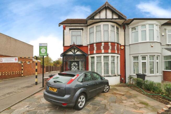 3 bed property, in Fencepiece Road, £550,000