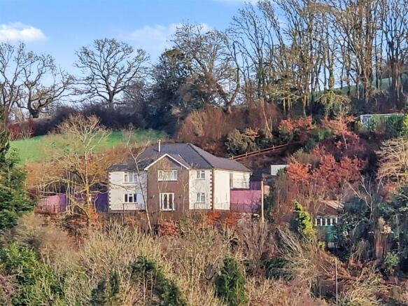4 bed property, in Drefach Felindre, £375,000