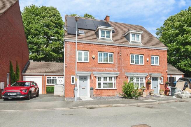 6 bed property, in Scholars Close, £525,000