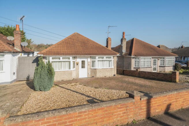 2 bed property, in Greenfield Avenue, £500,000