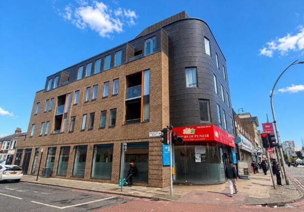 2 bed property, in Flat 3 Regnas Heights, £135,000