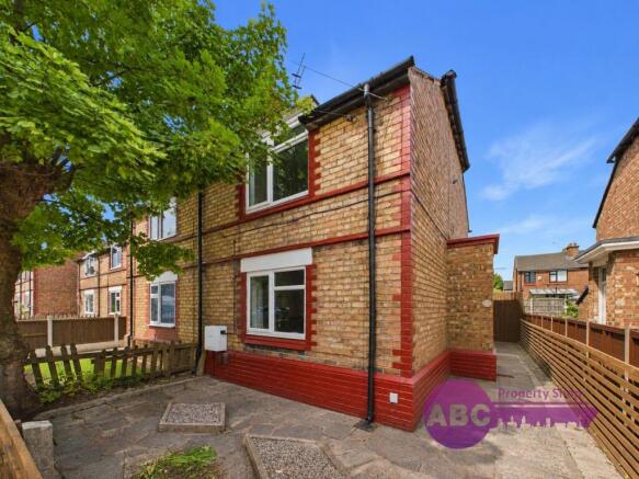 2 bed property, in Bishops Gardens, £135,000